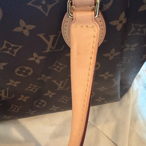 Louis Vuitton Rivoli NV MM - Picture 13 of 16